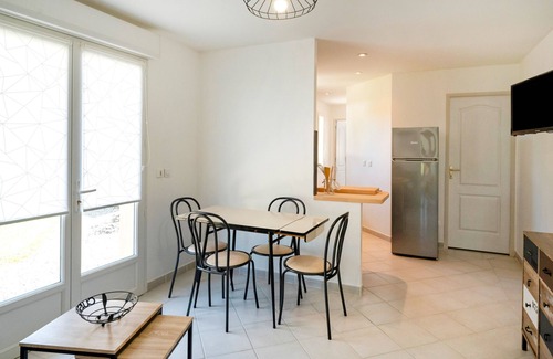 Mimbaste House | Holiday Home 'Des Deux Chênes' with Private Terrace, Private Garden and Wi-Fi