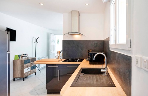 Mimbaste House | Holiday Home 'Des Deux Chênes' with Private Terrace, Private Garden and Wi-Fi