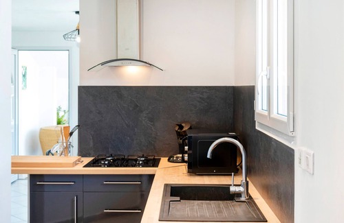 Mimbaste House | Holiday Home 'Des Deux Chênes' with Private Terrace, Private Garden and Wi-Fi