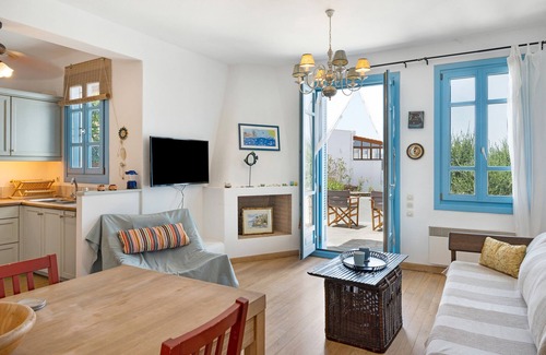 Ioulida House | Holiday Home 'Efrossyni House' with Sea View, Private Garden and Wi-Fi