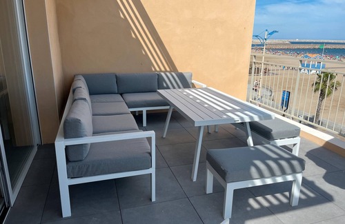 Port-la-Nouvelle House | Holiday Home 'Face À La Mer 3' with Sea View, Private Terrace and Air Conditioning