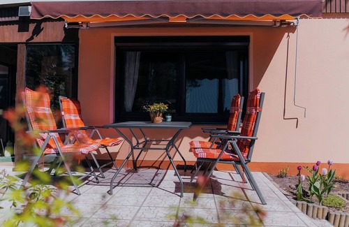 Bohmerheide House | Holiday Home 'Ferienhaus Nachtigall' with Private Terrace, Garden and Wi-Fi