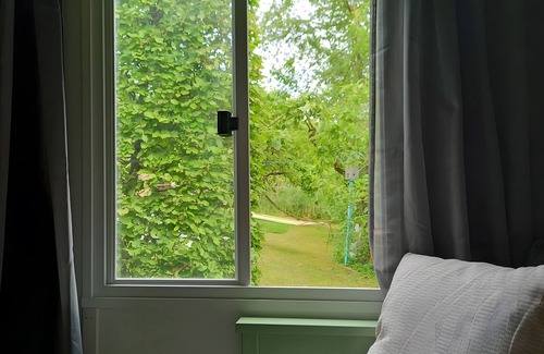 Oetisheim House | Holiday Home 'Flora-marie Der Bauwagen Im Garten' with Private Terrace and Shared Garden