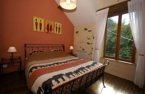 Sussac House | Holiday Home in Limoges with Saltwater Pool