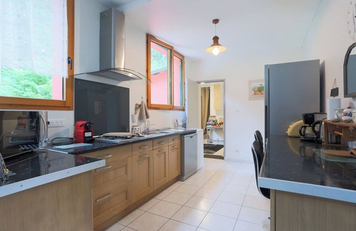 Plelo House | Holiday Home 'Gîte Entre Forêt Et Rivière' with Private Garden, Balneo and Wi-Fi