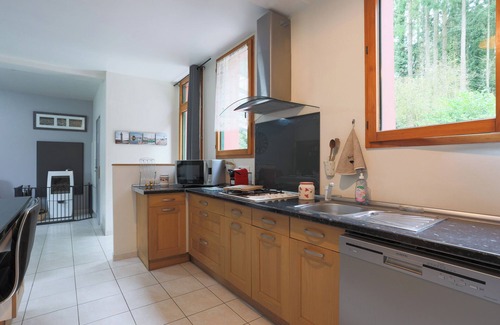 Plelo House | Holiday Home 'Gîte Entre Forêt Et Rivière' with Private Garden, Balneo and Wi-Fi