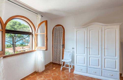 Solanas House | Holiday Home 'Giovanna - Relax Beach 80m' with Sea View, Wi-Fi and Air Conditioning