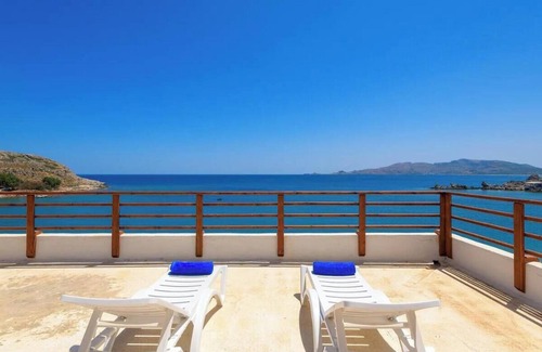 Haraki House | Holiday Home 'Haraki Sea View Luxury House' with Sea View, Wi-Fi and Air Conditioning