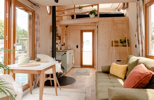 Moorfleet House | Holiday Home 'Hausboot Irene Mit Kamin - Doveelbe' with Lake View, Private Terrace and Wi-Fi