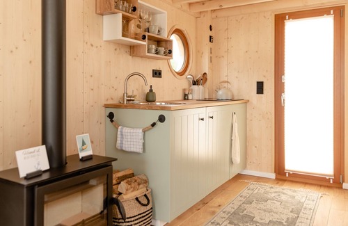 Moorfleet House | Holiday Home 'Hausboot Irene Mit Kamin - Doveelbe' with Lake View, Private Terrace and Wi-Fi