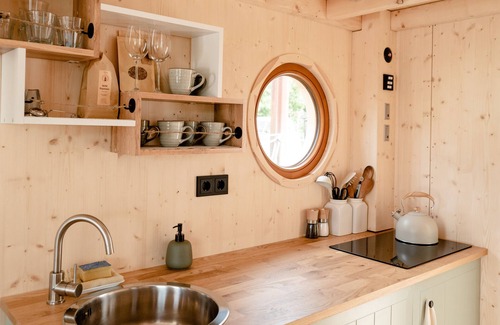 Moorfleet House | Holiday Home 'Hausboot Irene Mit Kamin - Doveelbe' with Lake View, Private Terrace and Wi-Fi
