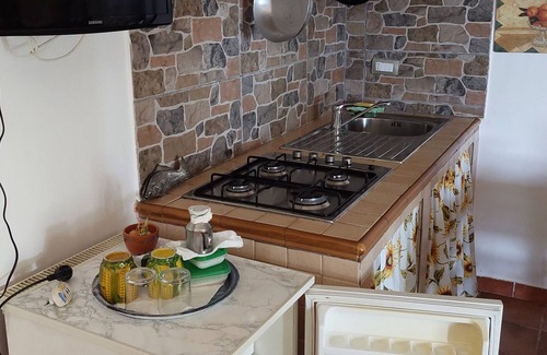 Sessa Aurunca House | Holiday Home 'Hill House La Roccia' with Sea View, Shared Pool & Shared Garden