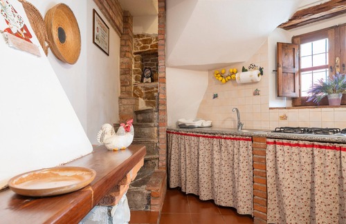 Baunei House | Holiday Home 'Il Borgo - Casa Ottocentesca' with Mountain View, Private Terrace and Wi-Fi