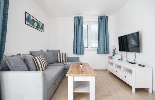 Maslenica House | Holiday Home in Maslenica with Sea View