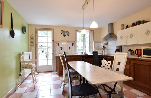 Englancourt Cottage | Holiday Home in Oise with Forest Views