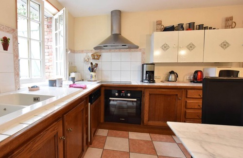 Englancourt Cottage | Holiday Home in Oise with Forest Views