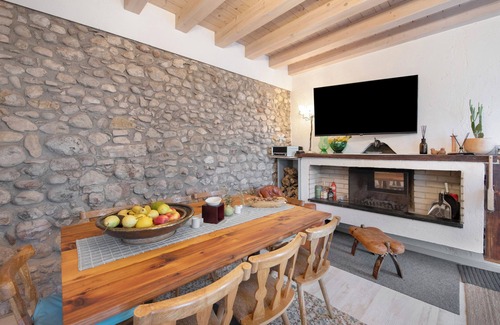 Vaccarolo House | Holiday Home 'Haus Siloah Grole Di Desenzano' with Private Garden and Wi-Fi