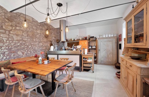 Vaccarolo House | Holiday Home 'Haus Siloah Grole Di Desenzano' with Private Garden and Wi-Fi