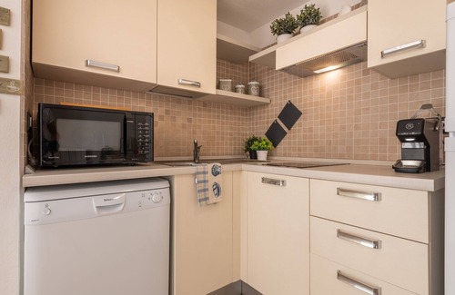 Capitana House | Holiday Home "Capitana Rooms" with Air Conditioning, Wi-Fi & Terrace