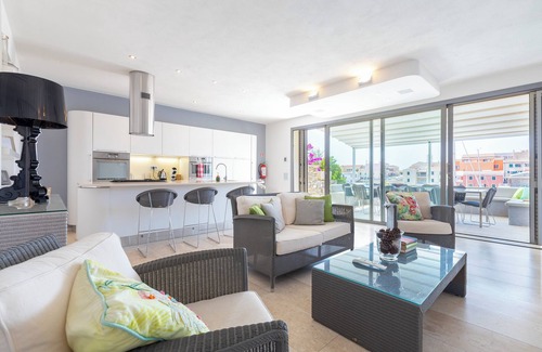 Stintino House | Holiday Home 'Katy Sul Porto Di Stintino' with Sea View, Wi-Fi and Air Conditioning