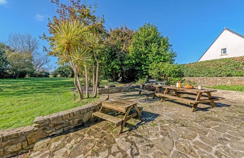 Saint-Pabu House | Holiday Home 'Ker Breizh - Saint Pabu - 14 Pers' with Private Terrace, Private Garden and Wi-Fi