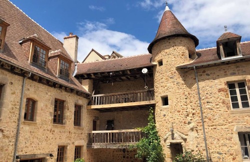 Herisson House | Holiday Home 'L'ancien College' with Private Pool, Wi-Fi and Air Conditioning