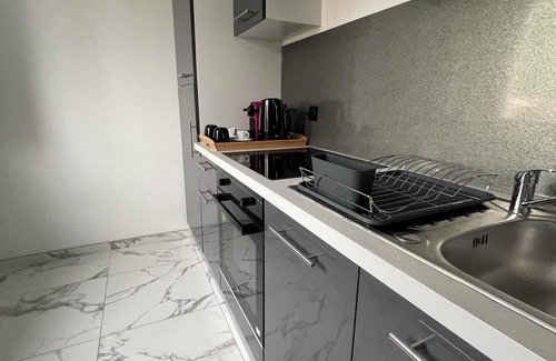 Melun House | Holiday Home 'La Casa De Lové Suite Jacuzzi' with Private Garden and Wi-Fi