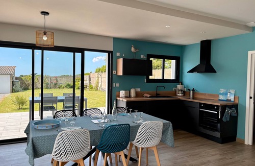 Le Pouldu House | Holiday Home 'La Maison Ty Isalain' with Sea View, Private Terrace and Wi-Fi