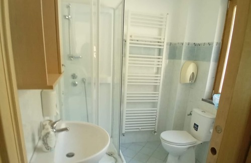 Gallicano House | Holiday Home "La Grotta" with Mountain View, Shared Pool & Wi-Fi