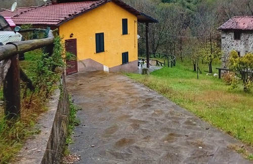 Gallicano House | Holiday Home "La Grotta" with Mountain View, Shared Pool & Wi-Fi