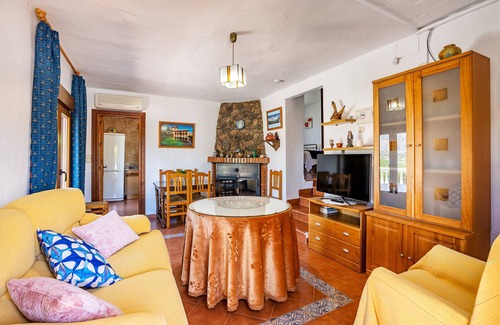 Padul House | Holiday Home 'Ladera De Los Molinos' with Mountain View, Pool, Garden & Wi-Fi