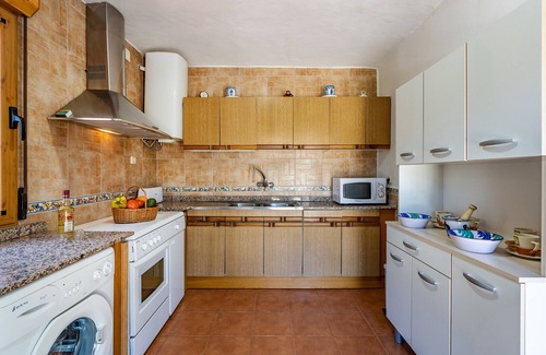 Padul House | Holiday Home 'Ladera De Los Molinos' with Mountain View, Pool, Garden & Wi-Fi