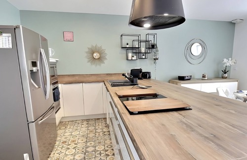 Matignon House | Holiday Home 'Les Hirondelles' with Private Terrace and Wi-Fi