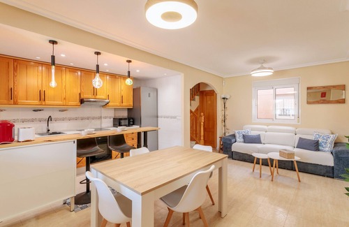 Los Arenales del Sol House | Holiday Home 'Limón' with Shared Pool, Wi-Fi and Air Conditioning