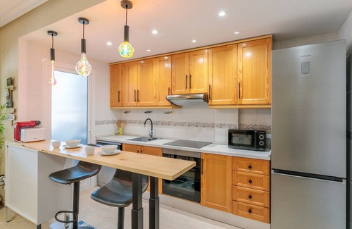 Los Arenales del Sol House | Holiday Home 'Limón' with Shared Pool, Wi-Fi and Air Conditioning