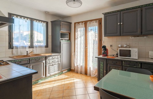 Saintes House | Holiday Home 'Maison De Famille' with Private Terrace and Garden