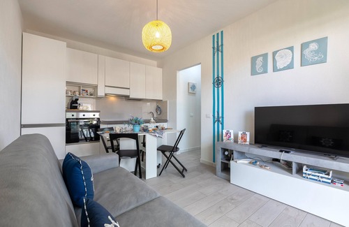 Lu Bagnu House | Holiday Home 'Marachele' with Shared Pool, Private Garden and Air Conditioning