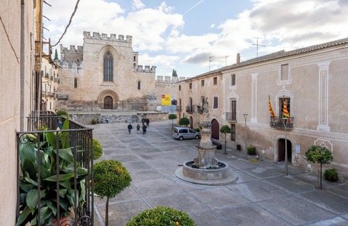 Santes Creus House | Holiday Home 'Maria' with Mountain View, Balcony and Wi-Fi