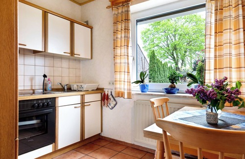 Schwanewede House | Holiday Home 'Monteurwohnung' with Private Terrace and Wi-Fi