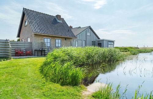 Petten House | Holiday home near the Petten beach, behind the Hondsbossche Zeewering