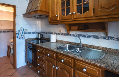 Arcos de Valdevez House | Holiday Home 'Vez' with Mountain View, Private Garden and Wi-Fi