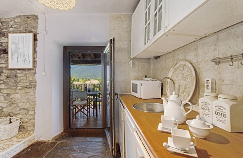 Caldearenas House | Holiday Home 'Regalate Paz' with Mountain View, Shared Pool and Wi-Fi