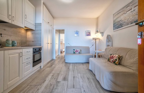 Paduledda House | Holiday Home 'Sky View' with Sea View, Shared Pool and Air Conditioning