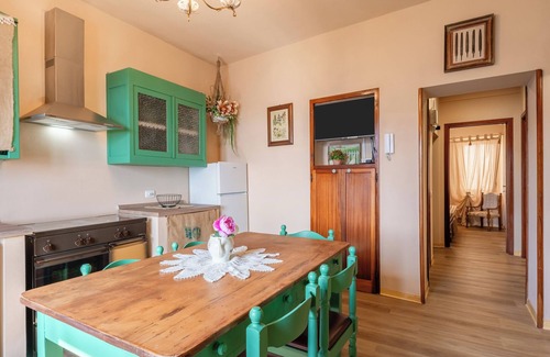 San Quirico House | Holiday Home 'Susy' with Mountain View, Wi-Fi and Air Conditioning