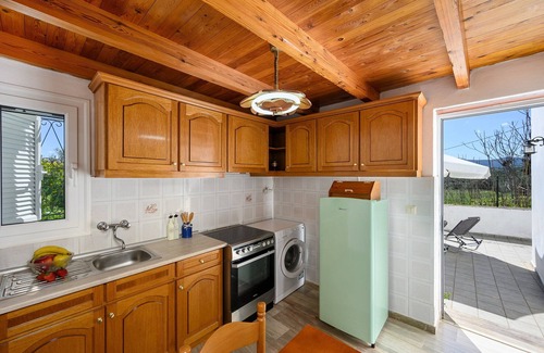 Faistos House | Holiday Home 'The White House Of Festos' with Mountain View, Wi-Fi and Air Conditioning