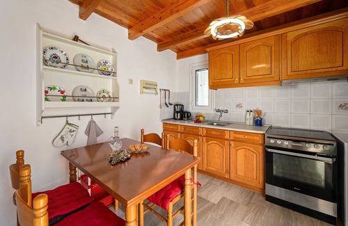 Faistos House | Holiday Home 'The White House Of Festos' with Mountain View, Wi-Fi and Air Conditioning