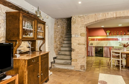 Orriols House | Holiday Home 'Vermella' with Wi-Fi