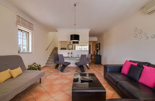 Albufeira House | Holiday Home 'Vila Rafaella' with Shared Pool, Wi-Fi and Air Conditioning