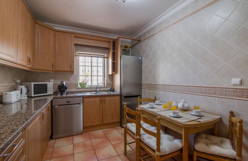 Albufeira House | Holiday Home 'Vila Rafaella' with Shared Pool, Wi-Fi and Air Conditioning