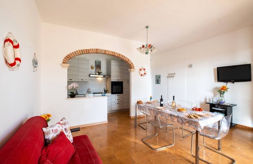 La Strea House | Holiday Home 'Villetta Privata Hoana Sul Mare' with Sea View, Private Garden and Air Conditioning